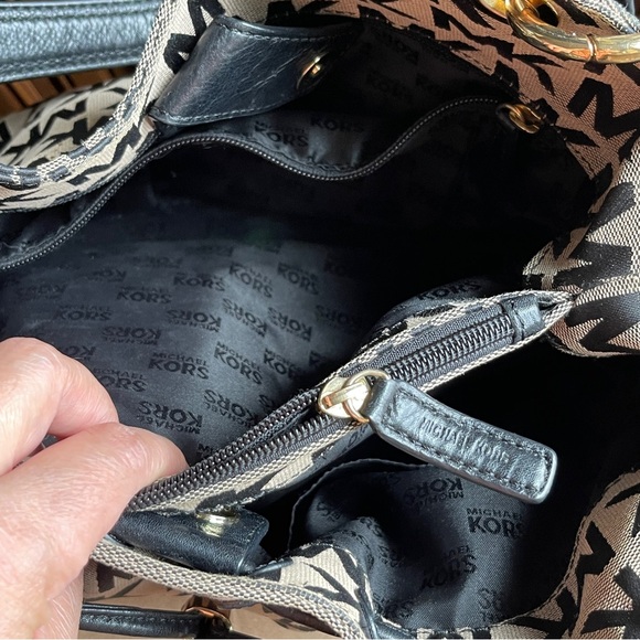 Micheal Kors Handbag - Picture 4 of 7